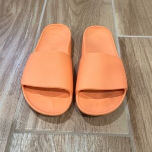 Archie’s Slides in Women’s Size 6